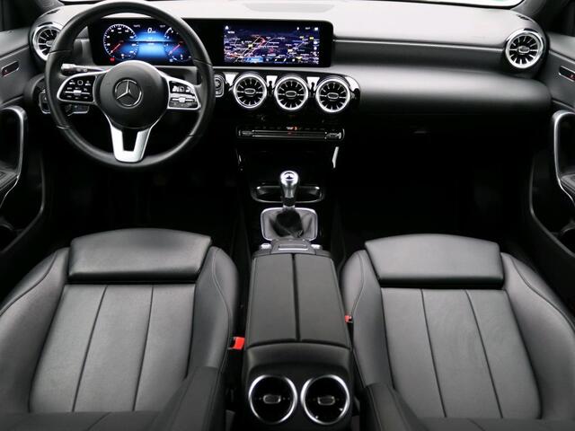 Mercedes-Benz A-KLASSE 160 Business Solution Luxury Ledkoplampen | Sfeerverlichting | Parkeerpakket met achteruitrijcamera |Stoelverwarming voor. Inclusief 24 maanden MB Certified garantie voor Europa.