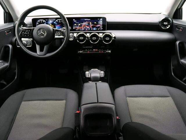 Mercedes-Benz A-KLASSE 180 Business Solution Ledkoplampen | Achteruitrijcamera | Spiegelpakket | Licht- en zicht pakket. Inclusief 24 maanden MB Certified garantie voor Europa.