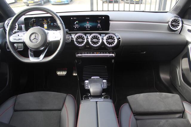 Mercedes-Benz A-KLASSE 180 AMG Night pakket Panoramadak/Stoelverwarming/Sfeerverlichting/DAB/Achteruitrijcamera/Cruise control 2e Paasdag geopend op Hellevoetsluis & Rotterdam van 12:00 tot 17:00