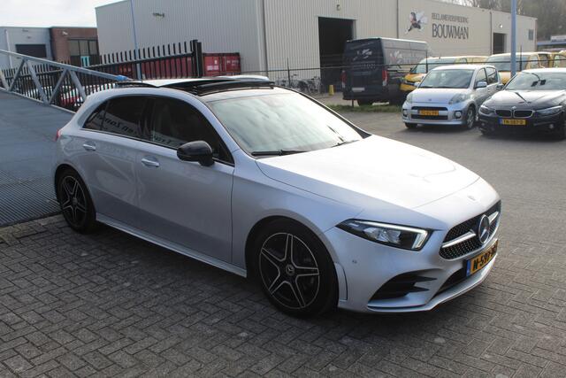 Mercedes-Benz A-KLASSE 180 AMG Night pakket Panoramadak/Stoelverwarming/Sfeerverlichting/DAB/Achteruitrijcamera/Cruise control 2e Paasdag geopend op Hellevoetsluis & Rotterdam van 12:00 tot 17:00