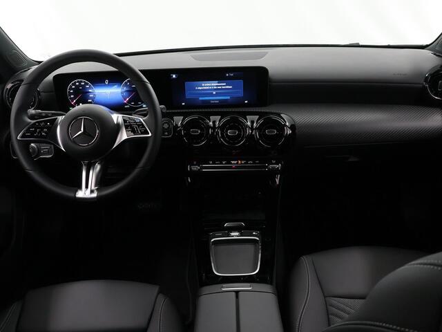 Mercedes-Benz A-KLASSE 180 Star Edition | Widescreen | Achteruitrijcamera | Led-koplampen | Parkeer assistent | Stoelverwarming |