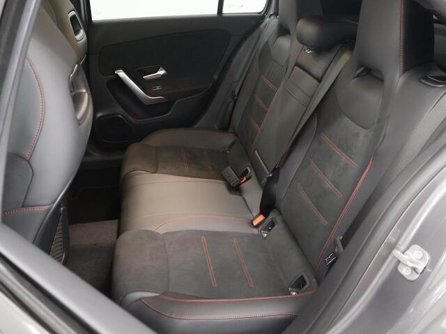 Mercedes-Benz A-KLASSE 180 Star Edition AMG Line | Panorama-schuifdak | Stoelverwarming | Achteruitrijcamera | Sfeerverlichting |