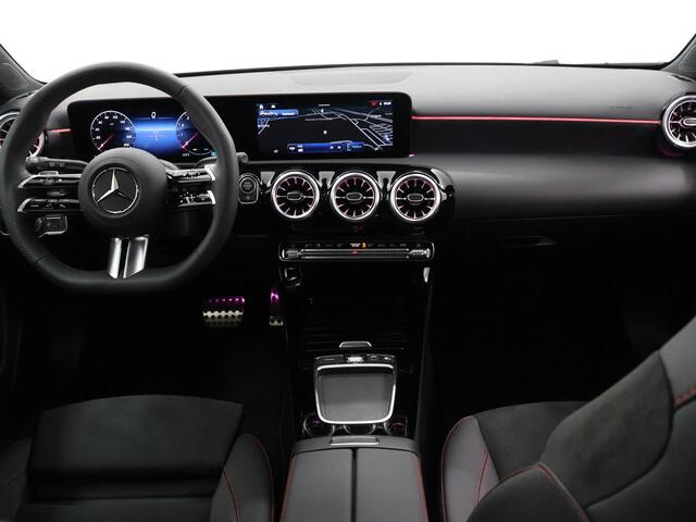 Mercedes-Benz A-KLASSE 180 Star Edition AMG Line | Panorama-schuifdak | Stoelverwarming | Achteruitrijcamera | Sfeerverlichting |