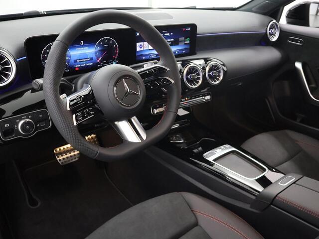 Mercedes-Benz A-KLASSE 180 Star Edition AMG Line | Panoramadak | Multibeam LED | 19-Inch | Sfeerverlichting | Nightpakket |