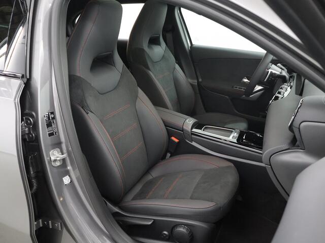 Mercedes-Benz A-KLASSE 180 Star Edition AMG Line | Panoramadak | Multibeam LED | 19-Inch | Sfeerverlichting | Nightpakket |