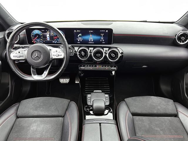 Mercedes-Benz A-KLASSE 180 AMG line | Night pakket | Panorama schuifdak Inclusief 12 Maanden Garantie.