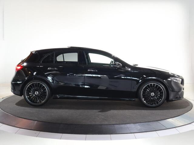 Mercedes-Benz A-KLASSE 180 Business Solution AMG | AMG Line Plus | Nightpakket | Panoramadak | HUD | Stoelverwarming | 360° Camera | Dodehoekassistent |