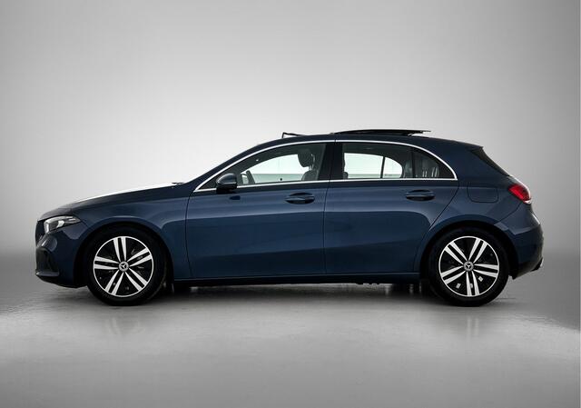 Mercedes-Benz A-KLASSE 180 Business Solution Luxury Panorama Schuif-Kanteldak | Parkeerpakket met achteruitrijcamera | Ledkoplampen | Sfeerverlichting | Apple CarPlay Inclusief 24 maanden MB Certified garantie voor Europa.