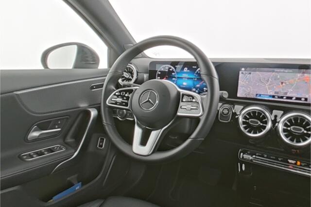 Mercedes-Benz A-KLASSE 250 e Plug-In Hybride Business Solution Luxury | Ledkoplampen | Parkeerpakket met achteruitrijcamera | Apple CarPlay. Inclusief 24 maanden MB Certified garantie voor Europa.