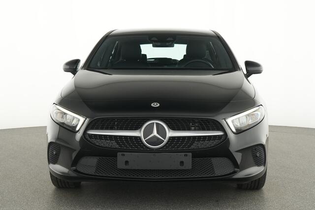 Mercedes-Benz A-KLASSE 250 e Plug-In Hybride Business Solution Luxury | Ledkoplampen | Parkeerpakket met achteruitrijcamera | Apple CarPlay. Inclusief 24 maanden MB Certified garantie voor Europa.