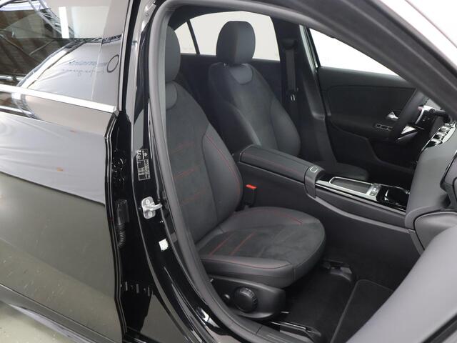 Mercedes-Benz A-KLASSE 250e Business Solution AMG | Panoramadak | Sfeerverlichting | Achteruitrijcamera | Stoelverwarming |