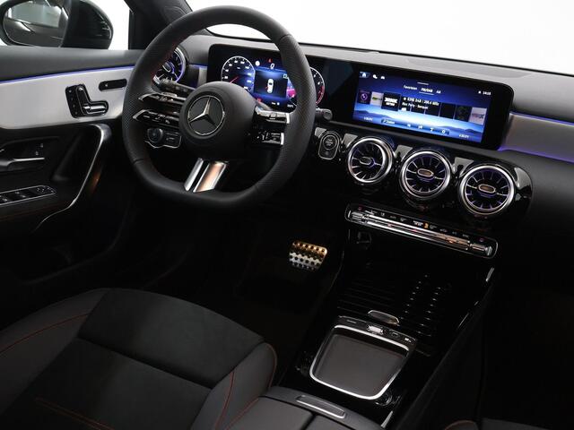 Mercedes-Benz A-KLASSE 180 Business Solution AMG | Panoramaschuifdak | Premium Plus | Nightpakket | 19"Multispaak AMG velgen | Stoelverwarming | 360° camera | Head-up display |