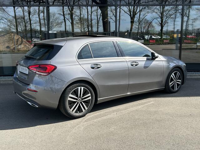 Mercedes-Benz A-KLASSE 200 Luxury 164pk // Panoramadak // Carplay // Sfeerverlichting // MultiBeam LED // Keyless Entry // Camera // Advanced Audio
