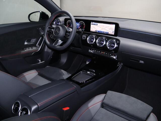 Mercedes-Benz A-KLASSE 180 Business Solution AMG | Panoramaschuifdak | Premium Plus pakket | Stoelverwarming | Achteruitrijcamera | MULTIBEAM LED |
