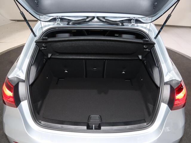 Mercedes-Benz A-KLASSE 180 Business Solution AMG | Panoramaschuifdak | Premium Plus pakket | Stoelverwarming | Achteruitrijcamera | MULTIBEAM LED |