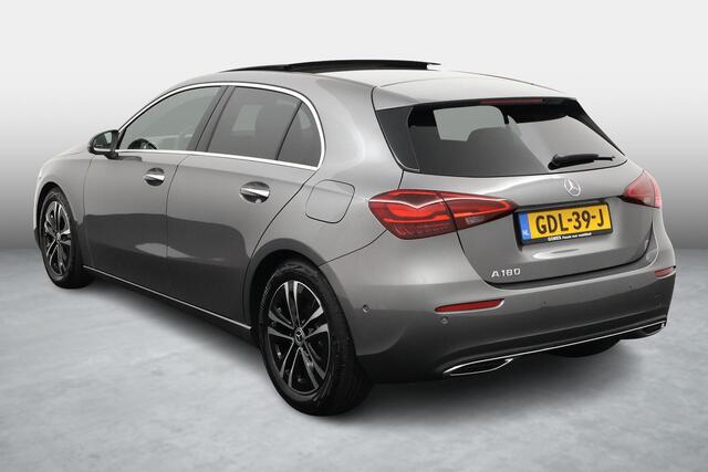 Mercedes-Benz A-KLASSE 180 Star Edition | Panoramadak | Apple CarPlay | Android Auto | Sfeerverlichting | Stoelverwarming | Achteruitrijcamera | Parkeersensoren | Elektrisch Inklapbare Buitenspiegels