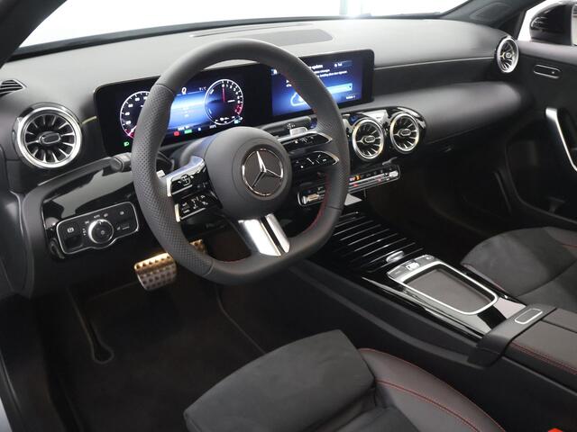 Mercedes-Benz A-KLASSE 250e Business Solution AMG | Panoramaschuifdak | Stoelverwarming | Achteruitrijcamera | MULTIBEAM LED | Nightpakket |