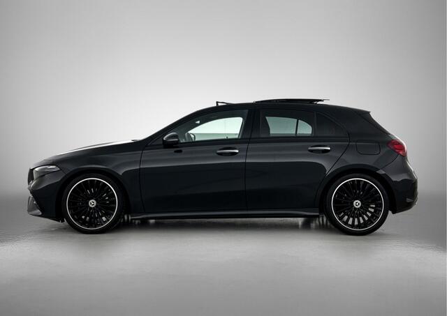 Mercedes-Benz A-KLASSE 180 AMG Line Night pakket | Panorama schuifdak | Black Multispaaks | Sfeerverlichting | Premium pakket Inclusief 24 maanden MB Certified garantie voor Europa.