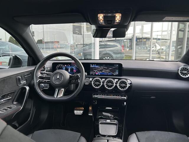 Mercedes-Benz A-KLASSE 180 AMG Line | Panoramadak | Stoelverwarming | Sfeerverlichting