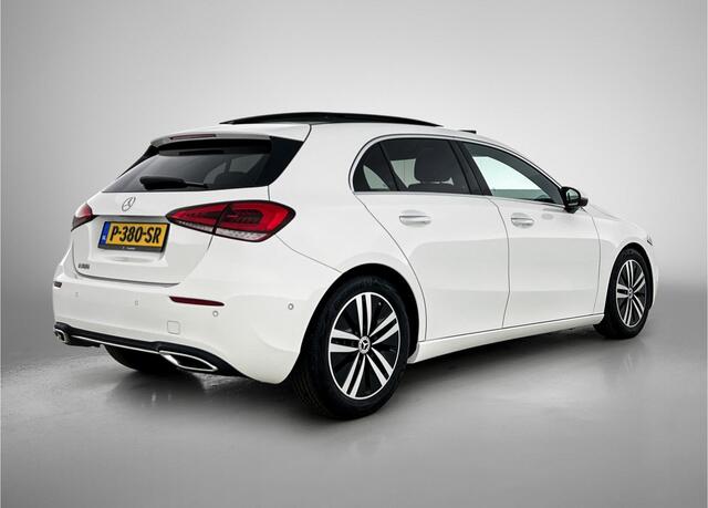 Mercedes-Benz A-KLASSE 180 Luxury Line | Panorama schuifdak | Sfeerverlichting | Spiegelpakket | Parkeerpakket met achtercamera Inclusief 24 maanden MB Certified garantie voor Europa.
