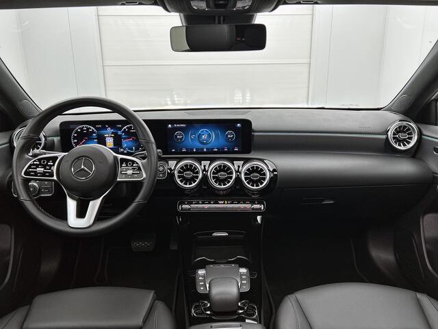 Mercedes-Benz A-KLASSE 180 Luxury Line | Panorama schuifdak | Sfeerverlichting | Spiegelpakket | Parkeerpakket met achtercamera Inclusief 24 maanden MB Certified garantie voor Europa.