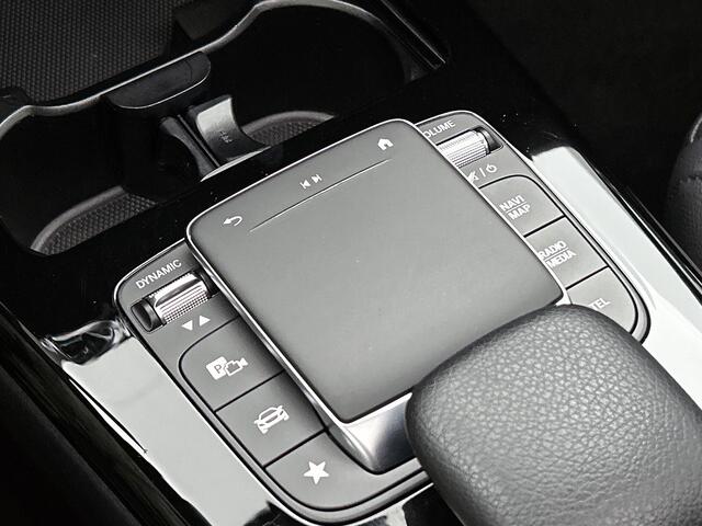Mercedes-Benz A-KLASSE 180 Luxury Line | Panorama schuifdak | Sfeerverlichting | Spiegelpakket | Parkeerpakket met achtercamera Inclusief 24 maanden MB Certified garantie voor Europa.