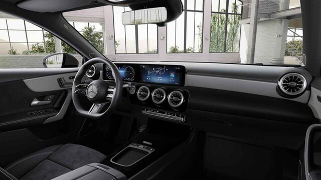 Mercedes-Benz A-KLASSE 250 e Business Solution AMG | AMG Plus Pakket | Night Pakket | Trekhaak | Panoramadak | Burmester Surround Sound | 360° Camera | Head-up Display | Dodehoekassistent | MULTIBEAM LED Koplampen | Elektrisch Verstelbare Stoelen + Memory | Stoelverwarming | Sf