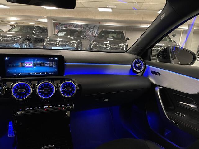 Mercedes-Benz A-KLASSE 180 AMG | Pano | Sfeerverlichting | Stoelverwarming