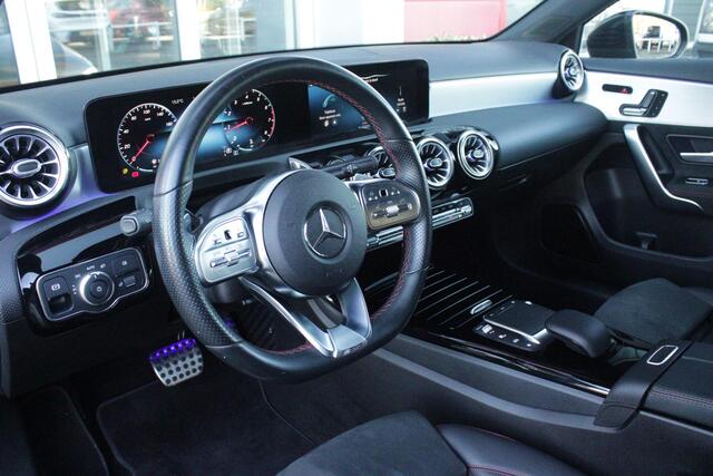 Mercedes-Benz A-KLASSE 180 BUSINESS SOLUTION AMG | PANORAMA SCHUIF/KANTEL DAK | SFEER VERLICHTING | ELEKTRISCH VERSTELBARE VOORSTOELEN MET GEHEUGEN FUNCTIE | STOEL VERWARMING OP BEIDE VOORSTOELEN | MULTIBEAM LED KOPLAMPEN | ACHTERUITRIJ CAMERA | APPLE CARPLAY/ANDROID AUTO | NAV