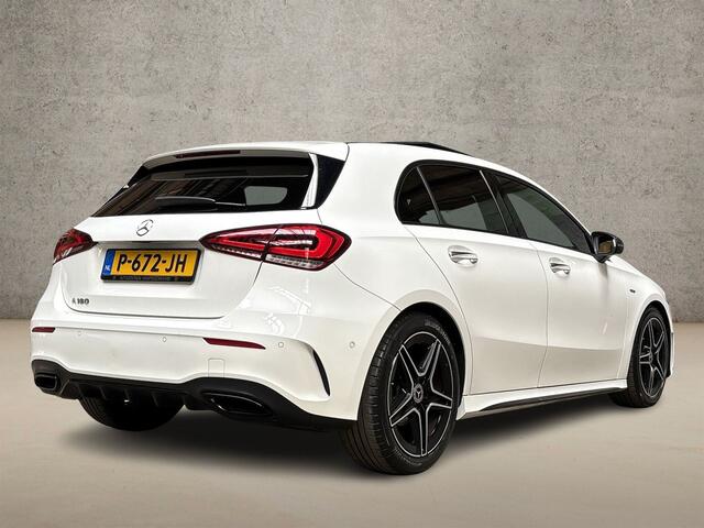 Mercedes-Benz A-KLASSE 180 AMG Sport Automaat (SCHUIFDAK, SFEERVERLICHTING, GROOT NAVI, LEDER/ALCANTARA, CAMERA, SPORTSTOELEN, STOELVERWARMING, GETINT GLAS, NIEUWSTAAT)
