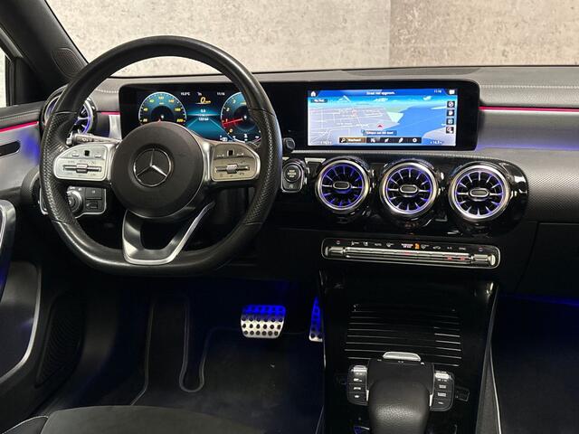Mercedes-Benz A-KLASSE 180 AMG Sport Automaat (SCHUIFDAK, SFEERVERLICHTING, GROOT NAVI, LEDER/ALCANTARA, CAMERA, SPORTSTOELEN, STOELVERWARMING, GETINT GLAS, NIEUWSTAAT)