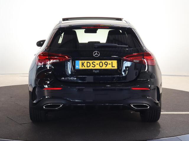 Mercedes-Benz A-KLASSE 250e Business Solution AMG | Trekhaak | Panoramaschuifdak | Stoelverwarming | Achteruitrijcamera | MULTIBEAM LED | 19"inch AMG velgen |