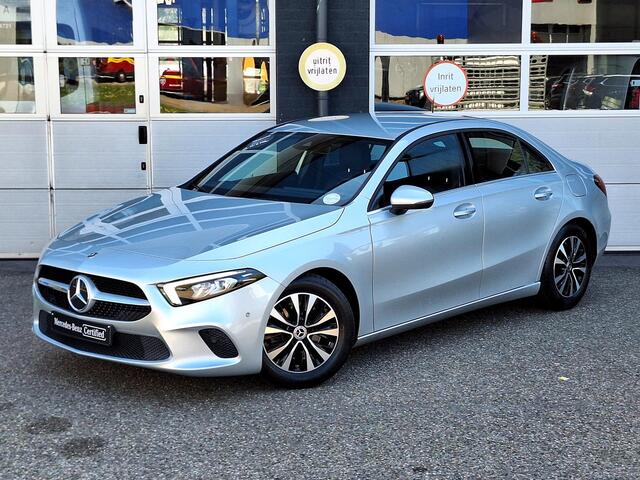 Mercedes-Benz A-KLASSE 180 Business Solution | Achteruitrijcamera | Stoelverwarming | Widescreen | Spoorassistent | LED verlichting | El. Inklapbare Spiegels