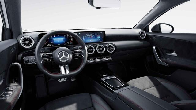 Mercedes-Benz A-KLASSE 250 e Star Edition AMG Line | Night | Panoramadak | Multispaaks AMG velgen| Widescreen | Sfeerverlichting | Stoelverwarming |