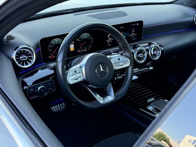 Mercedes-Benz A-KLASSE 250 4MATIC AMG-Line | Pano | Trekhaak | MultiBeam LED | Ambient Light | 19 inch