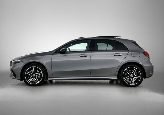 Mercedes-Benz A-KLASSE 250 e AMG Nightpakket Plug-In Hybride | Panoramadak | Burmester® | Sfeerverlichting | Keyless Go | CarPlay | Parkeerpakket met Camera | Inclusief 24 maanden Mercedes-Benz Certified garantie voor Europa.
