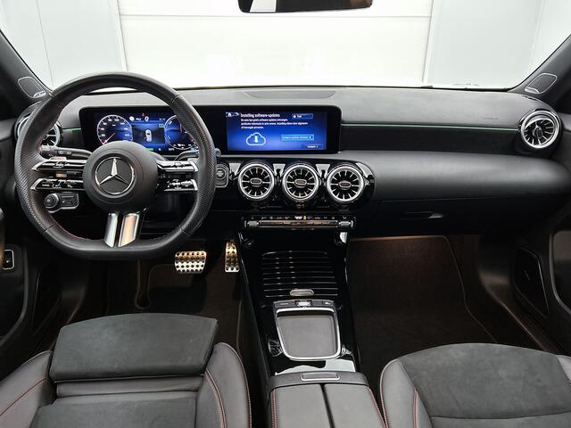 Mercedes-Benz A-KLASSE 250 e AMG Nightpakket Plug-In Hybride | Panoramadak | Burmester® | Sfeerverlichting | Keyless Go | CarPlay | Parkeerpakket met Camera | Inclusief 24 maanden Mercedes-Benz Certified garantie voor Europa.