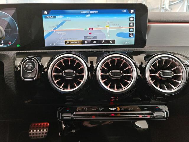 Mercedes-Benz A-KLASSE 180 Business Solution AMG 1e Eigenaar | Volledig Onderh | BTW | NAP | Widescreen | Stoelverwarming | Carplay | Camera | Sfeer | Navi | Climate | Keyless | Bots | PDC