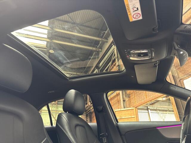 Mercedes-Benz A-KLASSE 200 AMG Sport 163Pk Automaat (SCHUIFDAK, SFEERVERLICHTING, GROOT NAVI, WIDESCREEN, CAMERA, GETINT GLAS, SPORTSTOELEN, STOELVERWARMING, LEDER, NIEUWSTAAT)