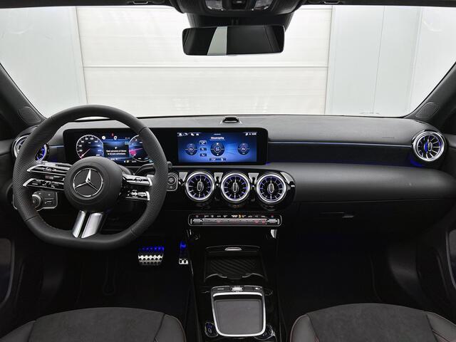 Mercedes-Benz A-KLASSE 180 Business Solution AMG | Nightpakket | 19 inch multispaaks AMG-velgen | Panoramaschuifdak | Smartphone-integratie | Sfeerverlichting | PARKTRONIC |