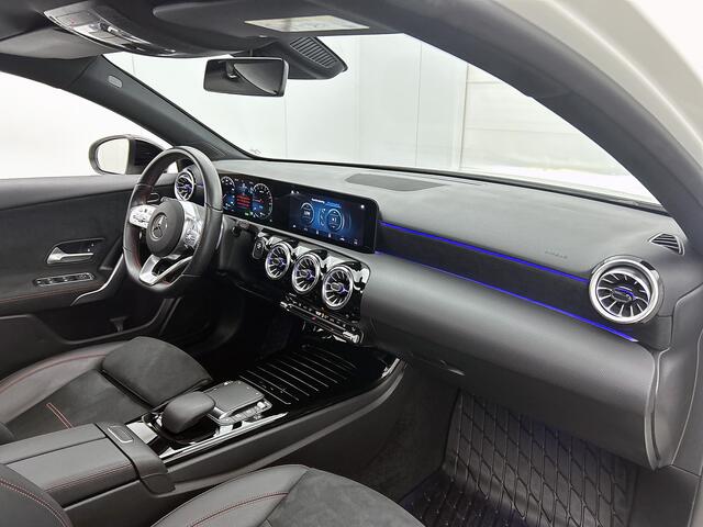 Mercedes-Benz A-KLASSE 250 e AMG Plug-In Hybride | Trekhaak | Panoramadak | Sfeerverlichting | Inclusief 24 maanden MB Certified garantie voor Europa.