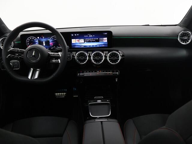 Mercedes-Benz A-KLASSE 180 Star Edition AMG Line | Night | Multibeam | Panoramadak | Sfeerverlichting | Stoelverwarming | Achteruitrijcamera |