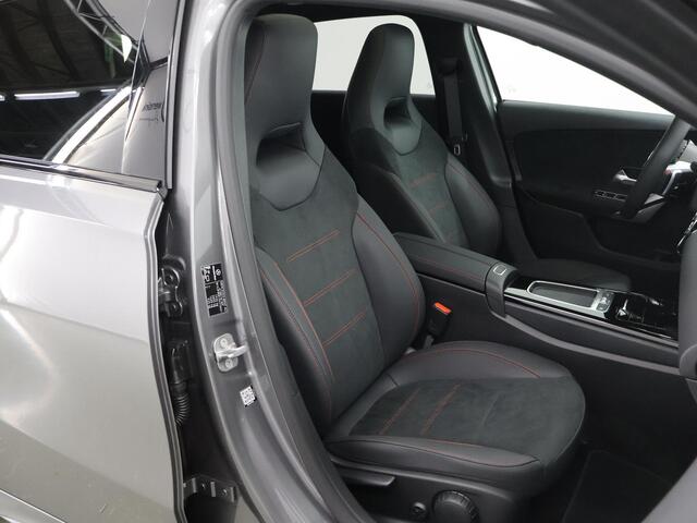 Mercedes-Benz A-KLASSE 180 Star Edition AMG Line | Night | Multibeam | Panoramadak | Sfeerverlichting | Stoelverwarming | Achteruitrijcamera |
