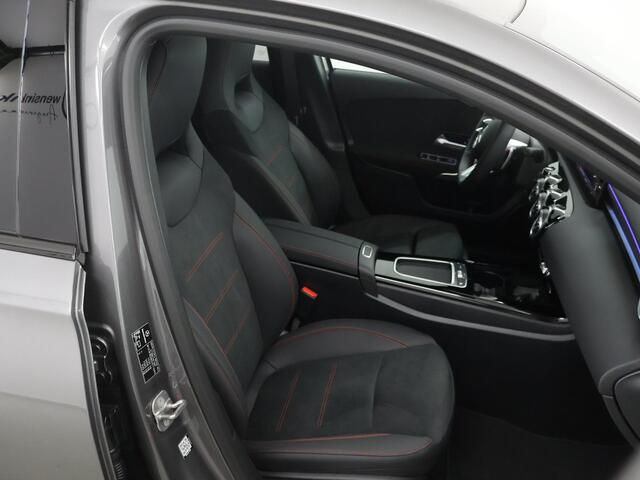 Mercedes-Benz A-KLASSE 180 Star Edition AMG Line | Night | Panoramadak | Sfeerverlichting | MULTIBEAM LED | Stoelverwarming | Sfeerverlichting |
