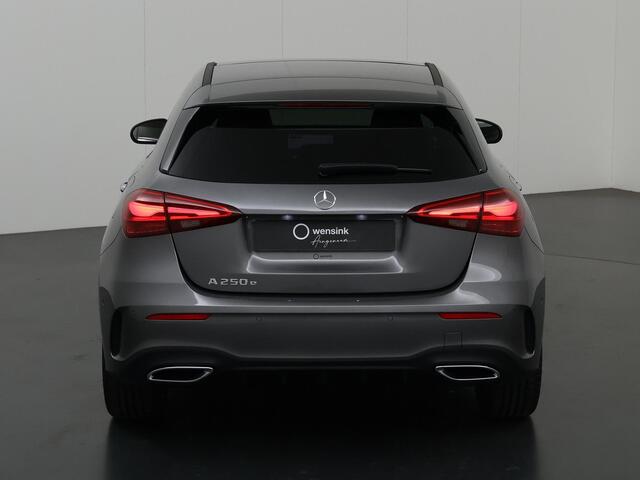 Mercedes-Benz A-KLASSE 250 e Star Edition AMG Line | Panoramaschuifdak | Nightpakket | Sfeerverlichting | MULTIBEAM LED | Stoelverwarming | 19 inch Multispaaks |
