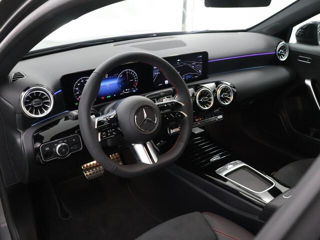 Mercedes-Benz A-KLASSE 250 e Star Edition AMG Line | Panoramaschuifdak | Nightpakket | Sfeerverlichting | MULTIBEAM LED | Stoelverwarming | 19 inch Multispaaks |