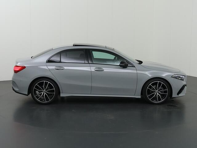 Mercedes-Benz A-KLASSE 180 Business Solution AMG | Night edition | Panoramadak | Memory stoelen | Head-up display | Stoelverwarming | Dodehoekassistent | AMG Line Plus