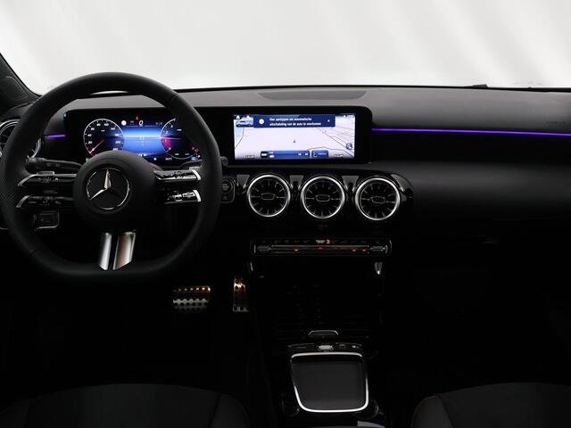 Mercedes-Benz A-KLASSE 180 Star Edition AMG Line | elektrisch glazen panorama-dak | Night pakket | 19" AMG Velgen | Multi-beam |
