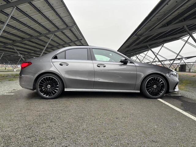 Mercedes-Benz A-KLASSE 180 Star Edition AMG Line | Night | Panoramadak | Sfeerverlichting | 19" Multispaaks | Parkeercamera | Stoelverwarming |