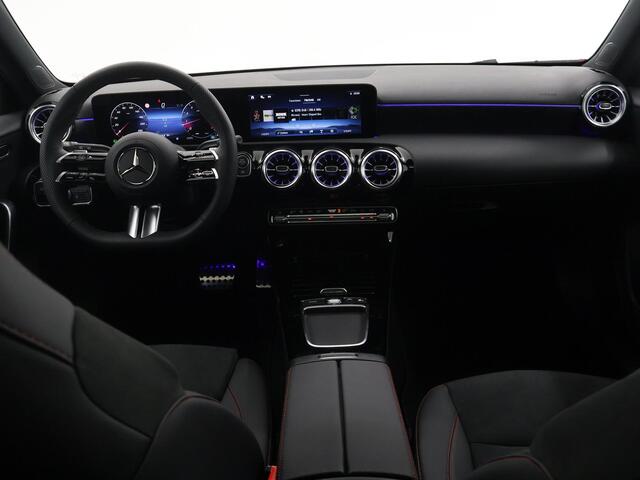 Mercedes-Benz A-KLASSE 180 Star Edition AMG Line 180 Star Edition AMG Line Plus | Night | Panoramadak | Multispaaks velgen | Stoelverwarming | Sfeerverlichting |
